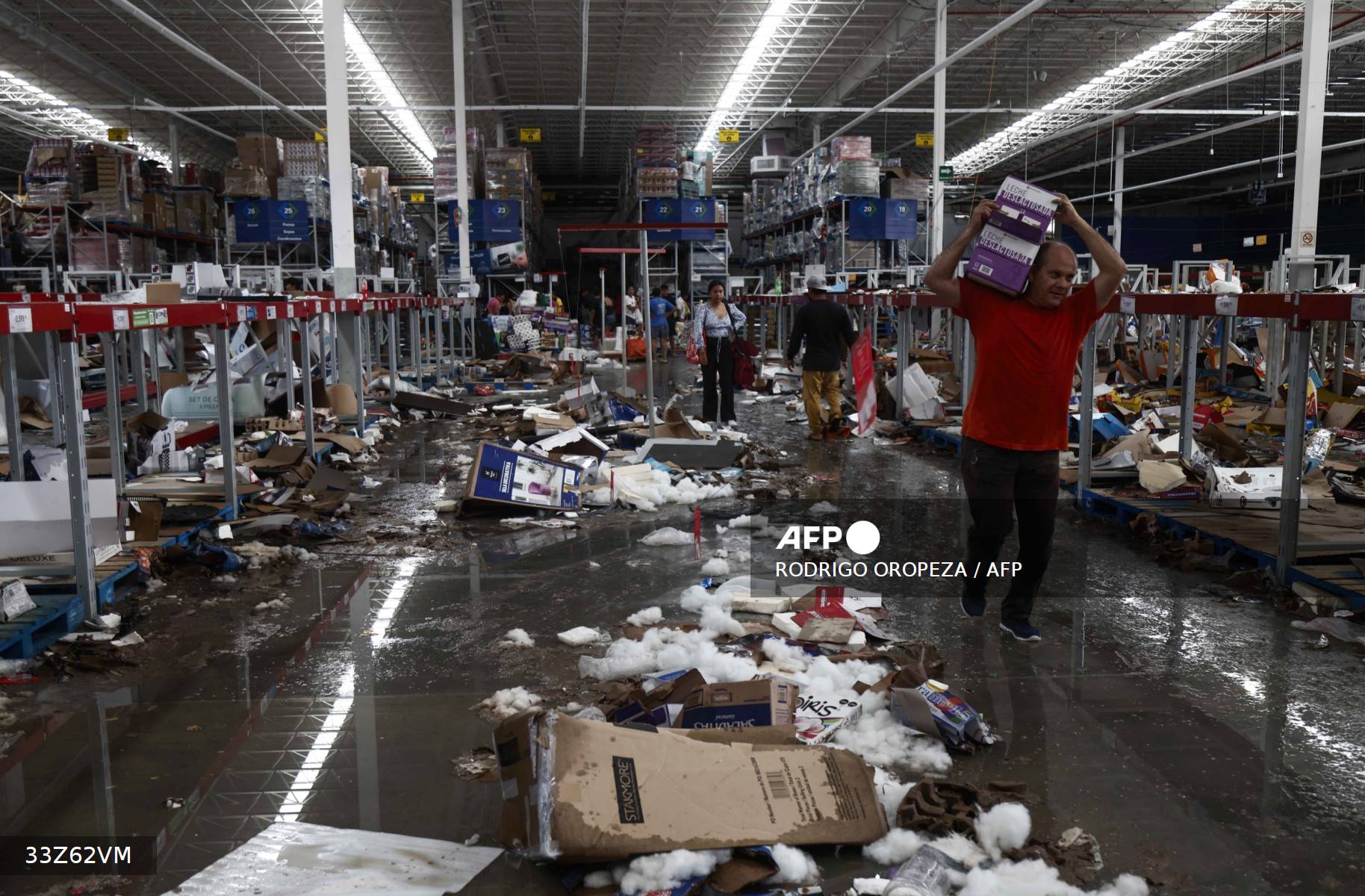 El saqueo en tiendas en este jueves, ha sido la constante por parte de los damnificados en Acapulco.