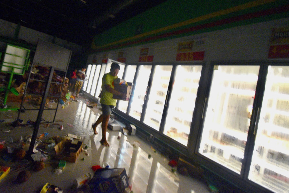 Tiendas saqueadas es parte del panorama que se ve en Acapulco tras el paso de Otis.