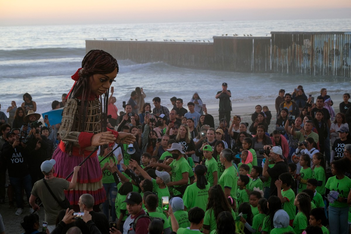 Amal la niña que hace conciencia sobre la migración - Tv Azteca ...