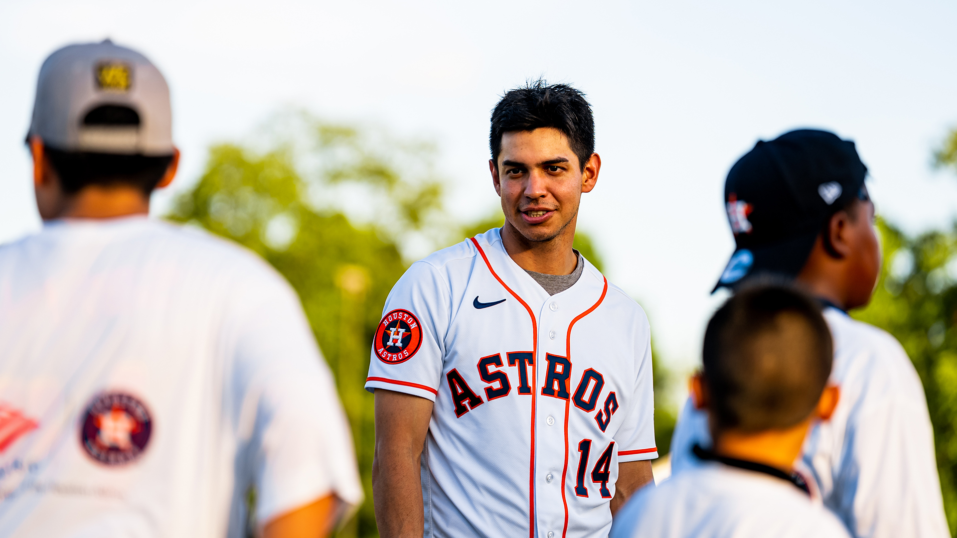 Mauricio Dubón gana el guante de oro en las Ligas Mayores