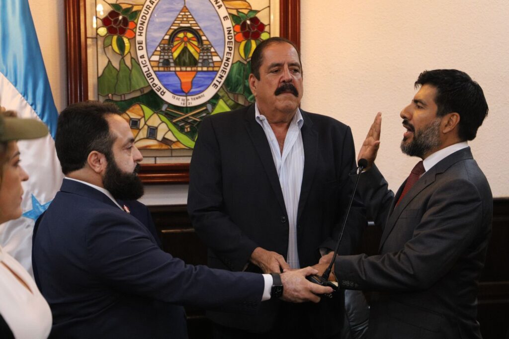 Momento que el abogado Johel Zelaya es juramentado como el Fiscal General de la República de forma interina.