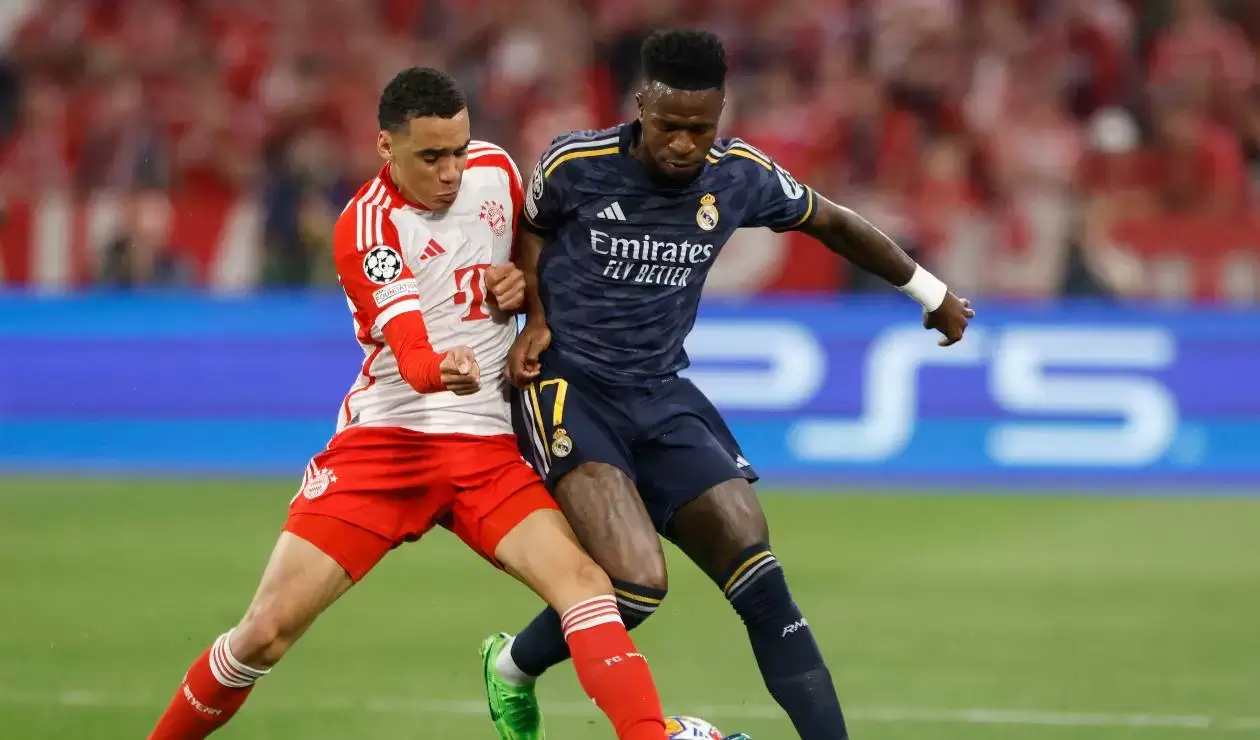 El Bayern Múnich y el Real Madrid empataron por marcador de 2-2 en el duelo de ida de las semifinales de la Liga de Campeones de la UEFA, Vinicius Junior marcaría un doblete para los españoles consolidando el gran momento del brasileño en la presente temporada, sin embargo, los tantos de Leroy Sané en el minuto 53 y Harry Kane vía penal al 57, serían parte de la cuenta de goles del conjunto bávaro.
