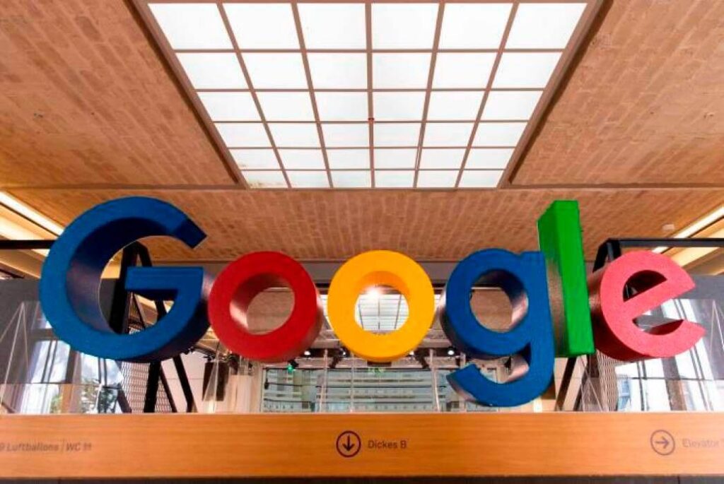 Las autoridades estadounidenses han detenido a Linwei Ding, exingeniero de Google, luego de ser acusado por robar secretos comerciales de la Inteligencia Artificial de la compañía y de trabajar al mismo tiempo y de manera secreta para otras dos empresas chinas. Cada uno de ellos castigado con penas de hasta 10 años de prisión.