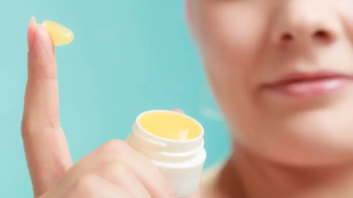 La vaselina es uno de los productos de belleza más económicos y accesibles para utilizar como implemento de belleza. Es un ungüento que se puede usar para múltiples propósitos.