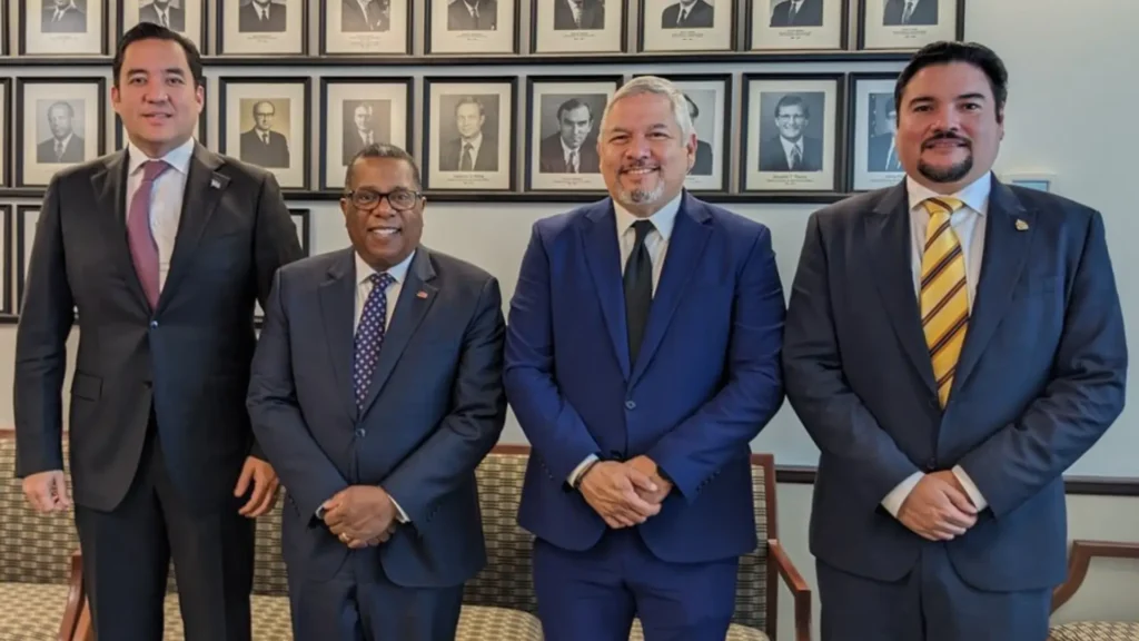 Para abordar la migración irregular y fortalecer la seguridad en Centroamérica el canciller Enrique Reina y el secretario privado de la presidenta Héctor Zelaya se reunieron con el subsecretario de Estado para Asuntos del Hemisferio Occidental de Estados Unidos Brian A. Nichols.