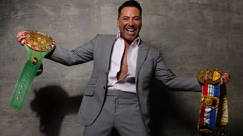 Oscar de la Hoya arremetió en contra de Saúl ‘’Canelo’’ Álvarez, ensalzando a Jaime Munguía en la conferencia de prensa previo al combate que tendrán este sábado, donde el boxeador mexicano respondió ante el promotor defendiéndose del ataque, llegando a un momento de discusión mezclada con insultos en español e inglés.