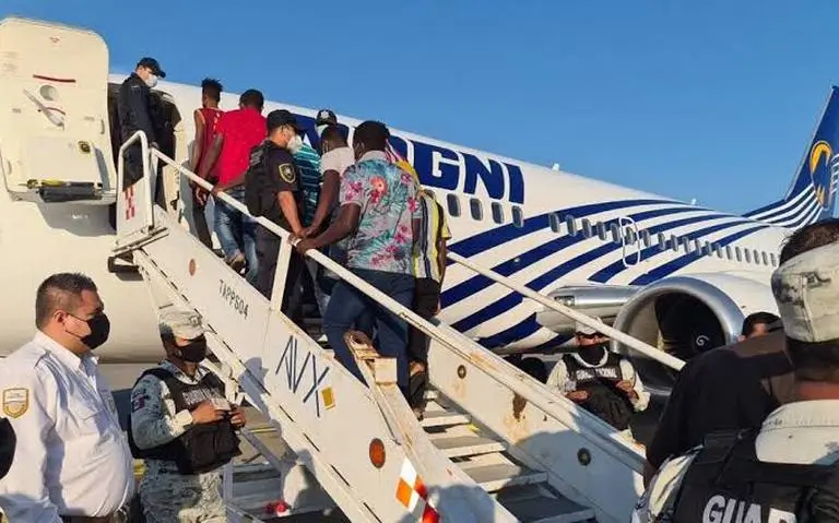 Migrantes, en su mayoría venezolanos protestaron porque las autoridades federales los subieron a un camión foráneo para llevarlos a Tapachula, Chiapas.