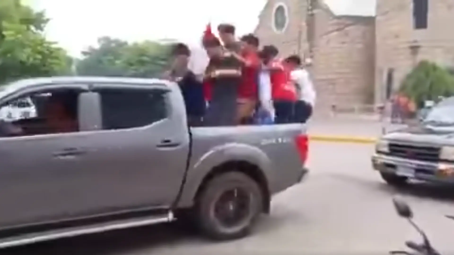 Aficionados caen de vehículo mientras celebraban triunfo del olimpia.