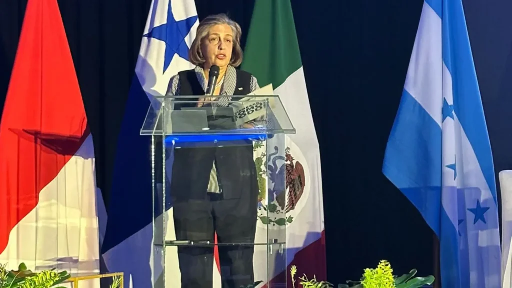 La presidente del Consejo Hondureño de la Empresa Privada, Anabel Gallardo, fue la encargada de ofrecer un discurso de bienvenida al World Business Forum 2024 en San Pedro Sula.