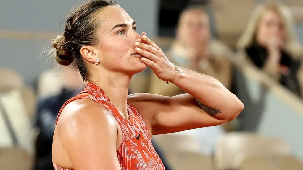 Aryna Sabalenka, segunda ranqueada del planeta, inició rumbo en Roland Garros mostrando autoridad y obtuvo una victoria ante la rusa Erika Andreeva por 6-1 y 6-2 luego de poco más de una hora en cancha. De esa forma, estiró su invicto en Grand Slams en 2024, afianzando su presente como una de las protagonistas de la primera plana del circuito femenino.