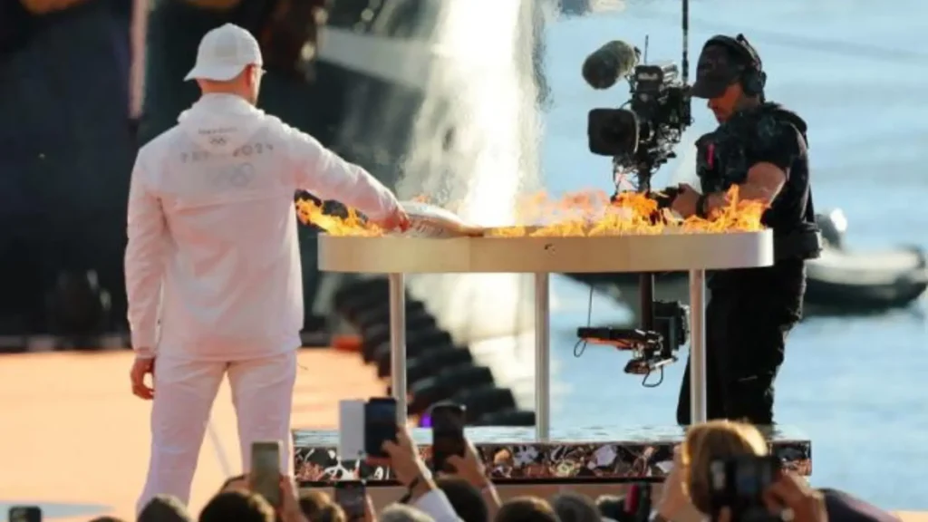 Francia detiene una “acción violenta” en el relevo de la antorcha olímpica