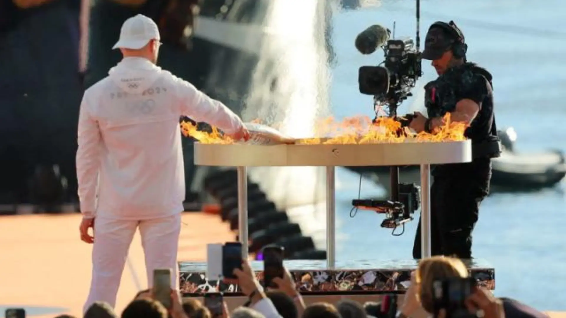 Francia detiene una “acción violenta” en el relevo de la antorcha olímpica