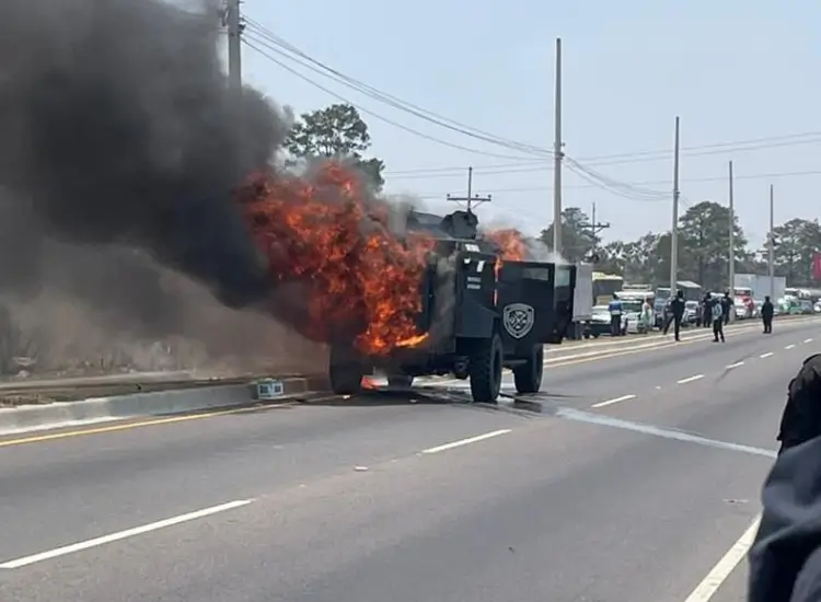Se reporta el incendio de uno de las nuevas adquisiciones de las autoridades de Seguridad. Un Black Mamba se prendió en llamas en la CA-5 a la altura de Amarateca.
