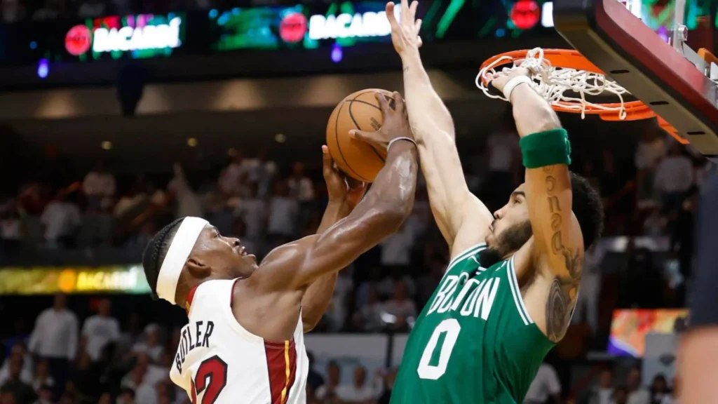 Los Boston Celtics derrotaron este lunes y orquestaron una remontada por 105-102 a los Indiana Pacers completando una barrida por 4-0 convirtiéndose en los campeones de la conferencia.