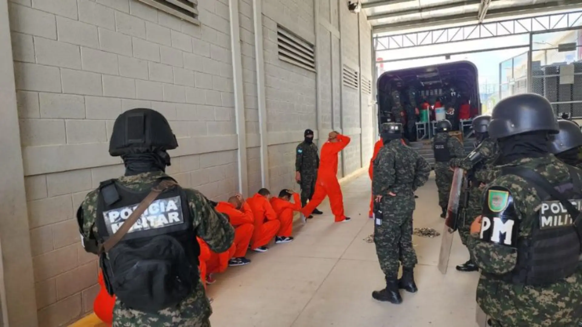 Autoridades de la Policía Militar relevó de sus cargos al director y subdirector del Centro Penitenciario de Támara, en Francisco Morazán, Honduras.
