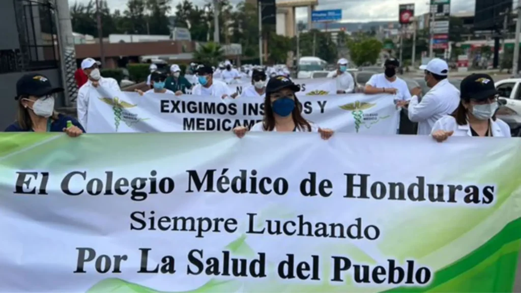 El Colegio Médico de Honduras, rechazó la “aportación voluntaria” que realiza el partido en el poder -Libre- a sus agremiados del sistema público.