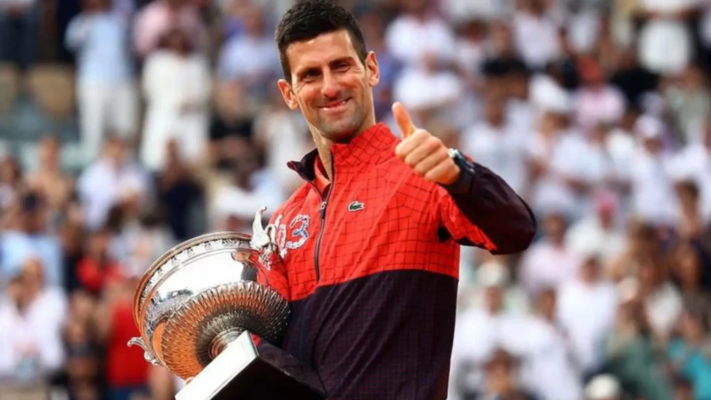El serbio número uno del mundo, Novak Djokovic sigue escribiendo capítulos en la historia del tenis. La victoria sobre Roberto Carballés Baena por 6-4, 6-1 y 6-2, luego de dos horas de partido le dio el pase a la tercera ronda de Roland Garros por decimonovena ocasión consecutiva.