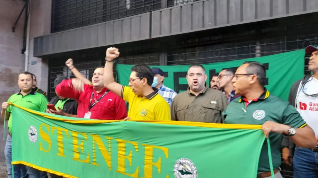 Empleados de la Empresa Nacional de Energía Eléctrica, han realizado una protesta frente a las instalaciones del Centro Cívico Gubernamental, exigiendo el pago de 180 millones de lempiras que les corresponde por concepto de ajuste por el índice de precios al consumidor de 2023.