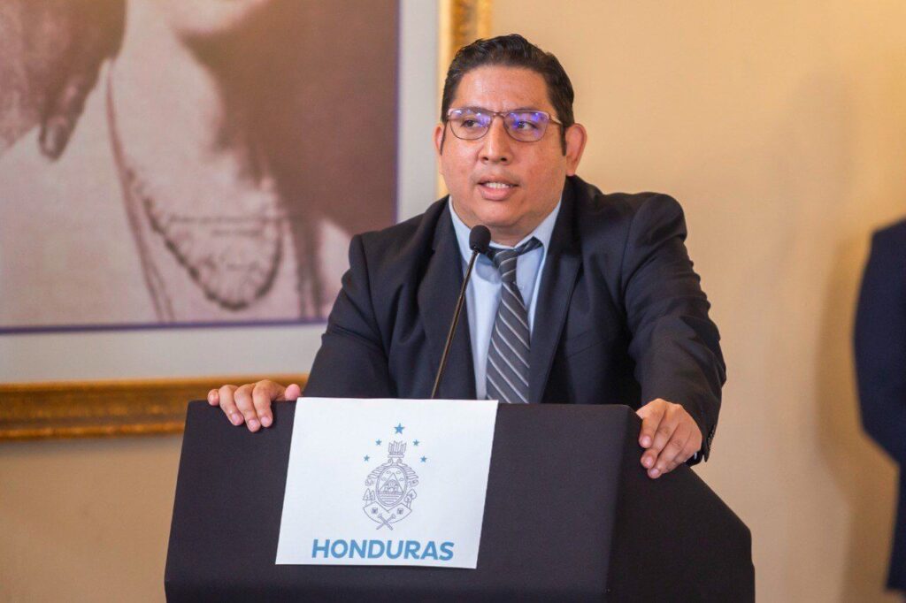 El secretario de Energía, Erick Tejada informó que se pide “intervenir” la operación del sistema energético en Guanaja. Denunciando que la operadora energética, Belco hacía sus gestiones, “al margen de la ley”.