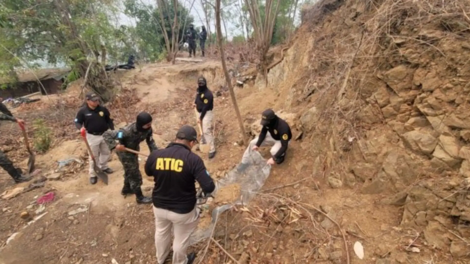 En el sector Lomas del Carmen en San Pedro Sula, Cortés, se realizo un proceso de exhumación de dos cadáveres. En la zona estuvo presente La Dirección General de Medicina Forense en equipo con la Fiscalía Especial de Delitos Contra la Vida (FEDCV) y la Agencia Técnica de Investigación Criminal (ATIC).