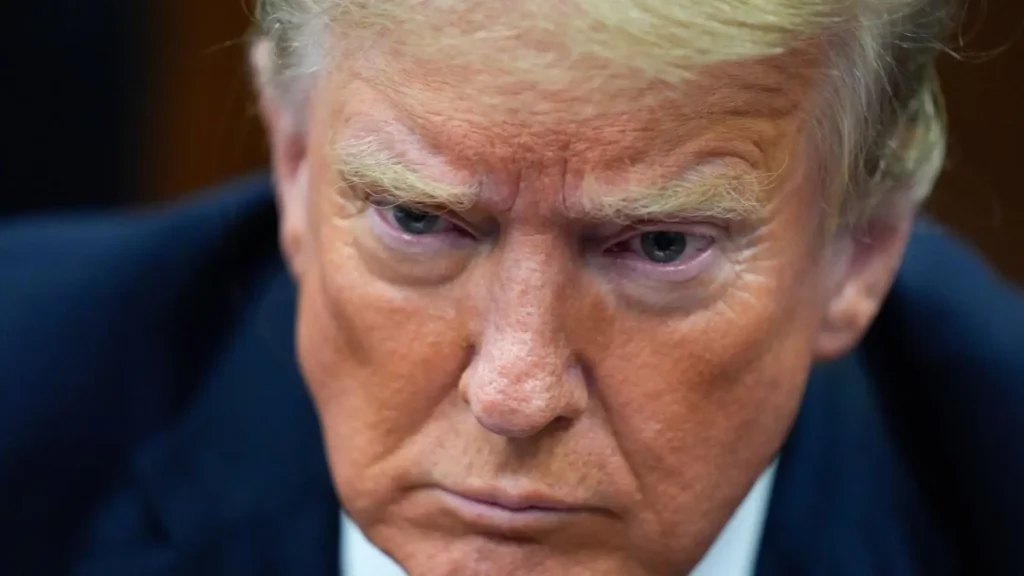 El expresidente de EU, Donald Trump, señala hoy en conferencia de prensa que Biden y su equipo armaron esta situación, “Me quieren meter a la cárcel”, dice.