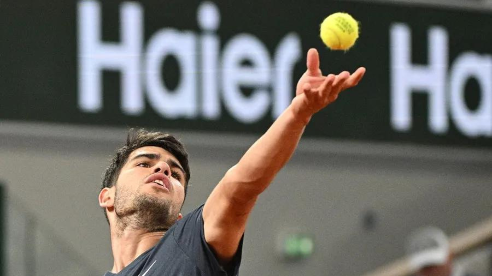 El español Carlos Alcaraz, 3ro del ranking ATP, tuvo que batallar tres horas ante el neerlandés Jesper De Jong para quedarse con la victoria por 6-3, 6-4, 2-6 y 6-2 en la segunda ronda de Roland Garros, este es el caso en lo que a torneos de Grand Slam respecta, estar dos sets arriba en el marcador puede jugar a veces una mala pasada.