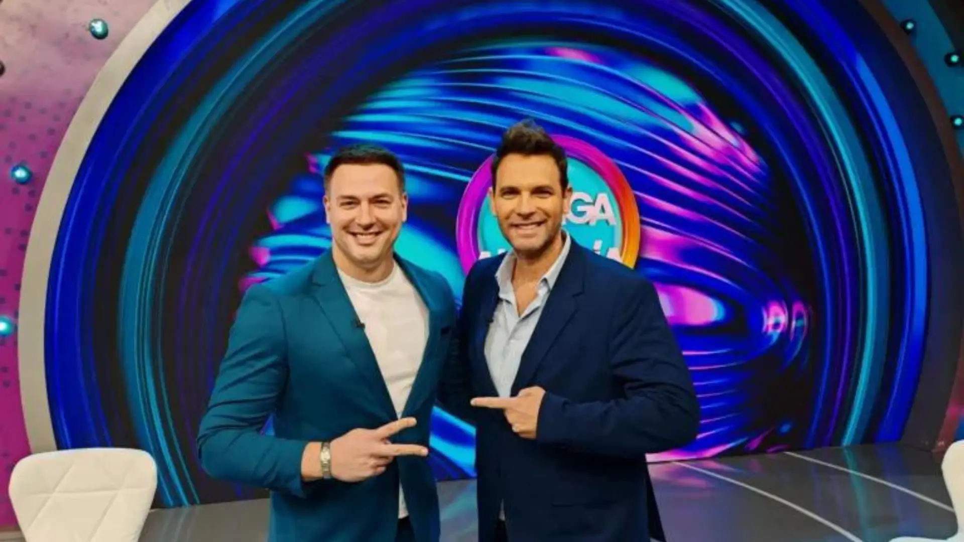 Nuestro querido presentador de Venga La Alegría Honduras, Gustavo Leone fue recibido con la misma palabra lo expresa, ¨alegría¨, en el set de Venga La Alegría México.