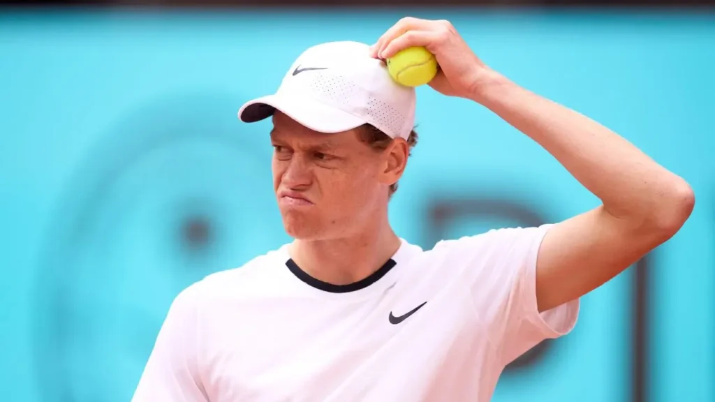 Jannik Sinner, el italiano número 2 del mundo, quien en el segundo Grand Slam del año, podría alcanzar la cima del ranking mundial, la realidad indica que su lesión en la cadera es más compleja de lo imaginado y lo podría marginar del segundo Grand Slam de la temporada, Sinner no pudo completar su participación en Madrid y tampoco pudo jugar en Roma, debido a las molestias que padece en la cadera.