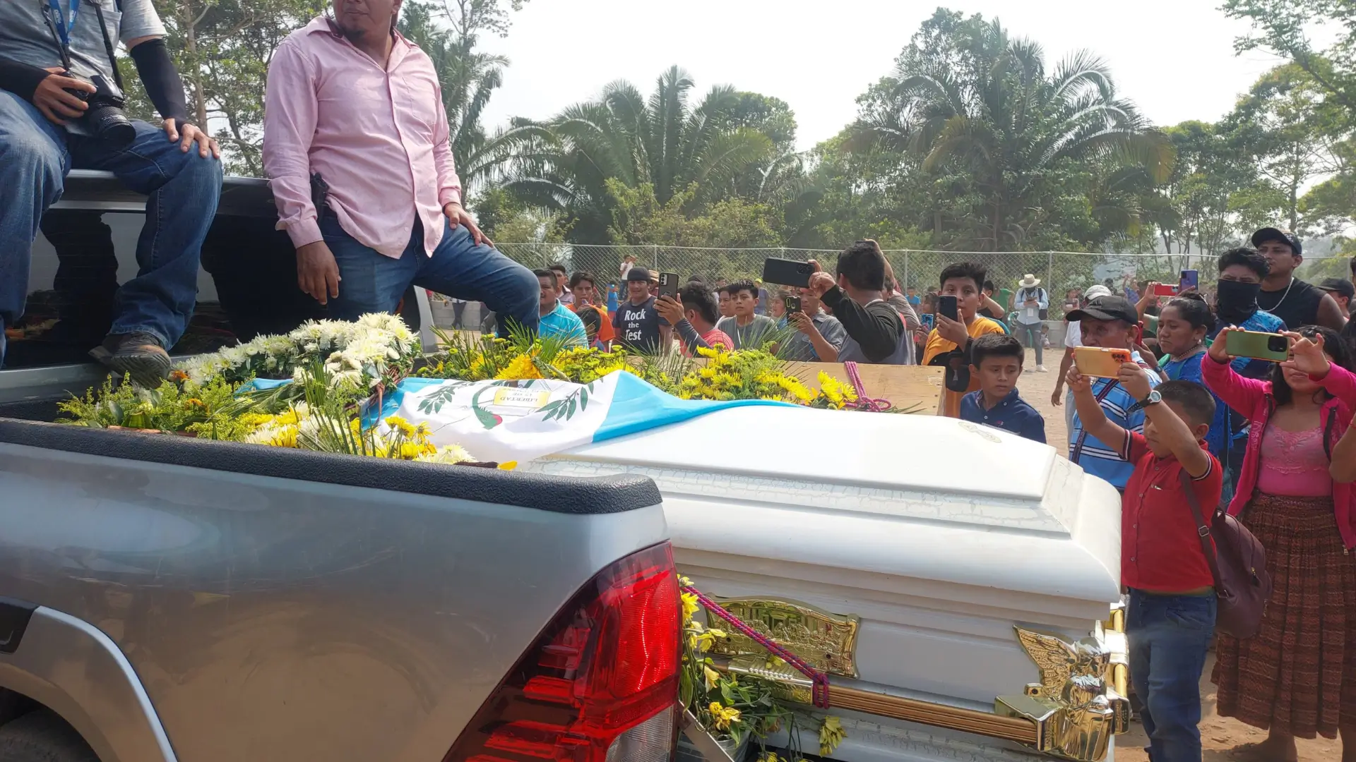 Vecinos de la aldea Chacalte en Izabal Guatemala, reciben los restos del influencer Farruko Pop para darle sepultura.