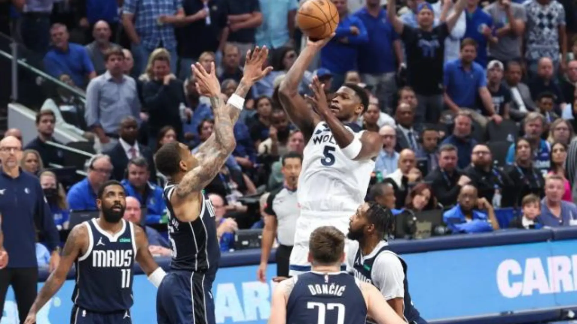Karl-Anthony Towns sumó 25 puntos y 20 en la segunda mitad, para que los Minnesota Timberwolves resistieran y superen este martes 105-100 a los Dallas Mavericks, con lo que evitaron la barrida en la final de la Conferencia Oeste.