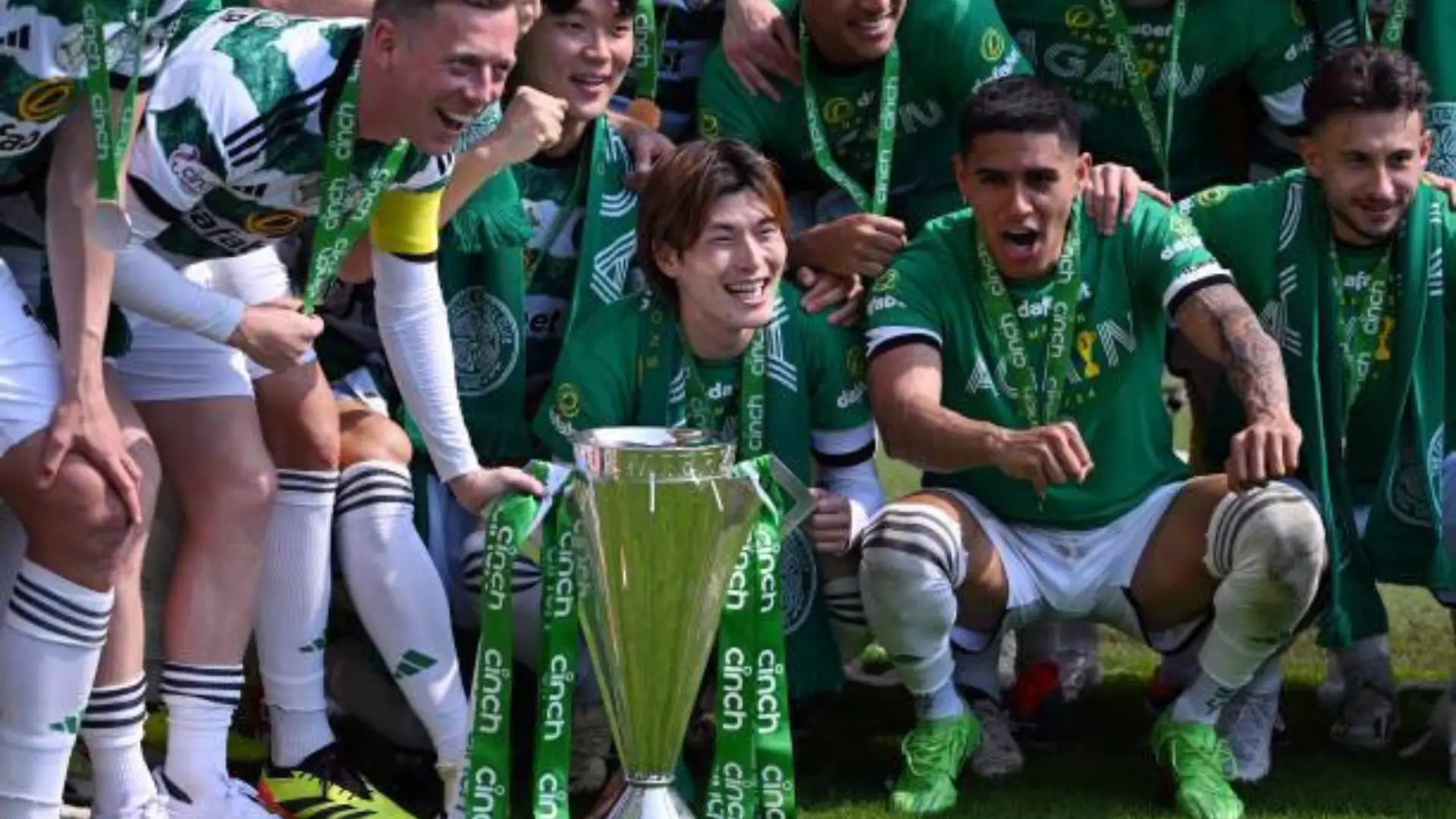 Luis Palma levanta con orgullo la copa del Celtic cerrando la exitosa temporada del 2023-2024