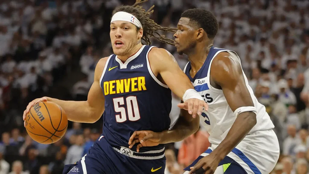 Nikola Jokic lució su versión más contundente este martes y los Nuggets destrozaron a los Minnesota Timberwolves con 40 puntos y 13 asistencias para darle a la franquicia de Denver una victoria en casa por 112-97 que lo deja a un triunfo de las Finales de la Conferencia Oeste, los vigentes campeones tumbaron a los Wolves por tercera vez consecutiva, tras perder los dos primeros enfrentamientos de esta serie de semifinales.