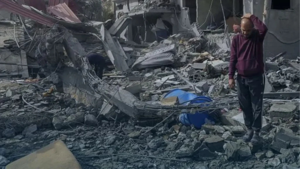 El ataque aéreo de Israel contra un campamento de refugiados en Rafah dejó 45 muertos, entre ellos niños; Benjamin Netanyahu asegura que fue un “error trágico”.