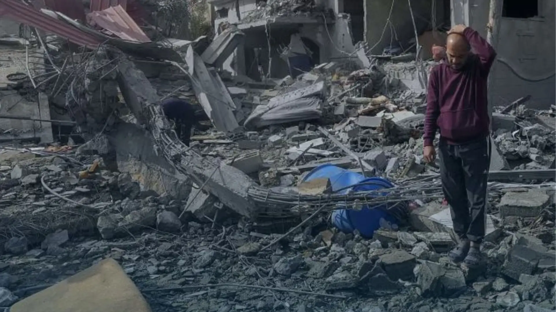 El ataque aéreo de Israel contra un campamento de refugiados en Rafah dejó 45 muertos, entre ellos niños; Benjamin Netanyahu asegura que fue un “error trágico”.