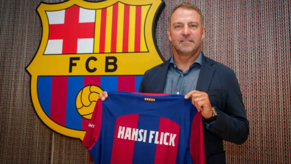 El Fútbol Club Barcelona presentó oficialmente a Hansi Flick como nuevo entrenador, el director técnico firmó este miércoles un contrato de dos temporadas junto a Toni Tapalovic y Marcus Sorg, que serán sus asistentes principales acompañado de José Ramón de la Fuente, que permanecerá como entrenador de porteros.