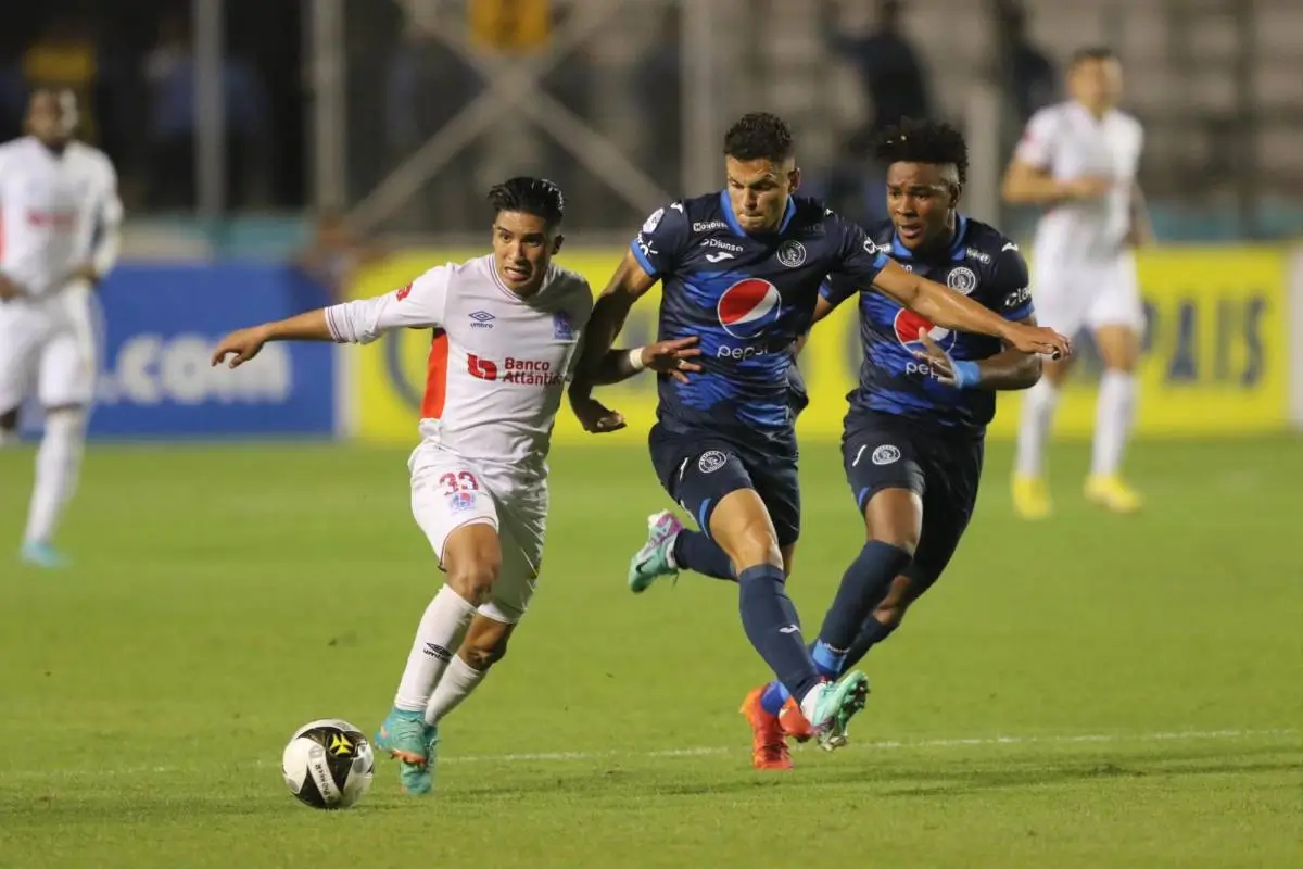 Olimpia y Motagua empataron en un clásico capitalino donde hubo muchas emociones y remontadas, los leones se habían adelantado en el primer tiempo con el tanto de José García en un remate de cabeza a los 15 minutos.