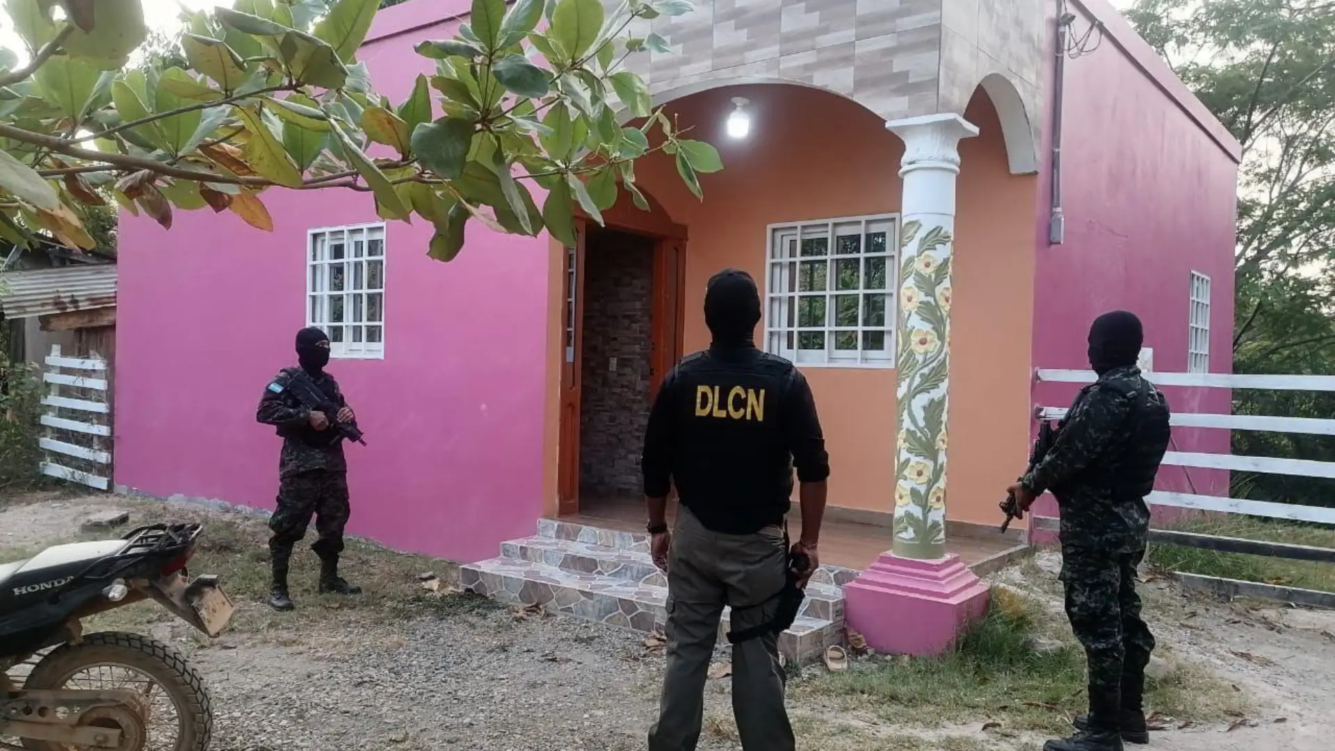 El Ministerio Publico realiza allanamientos, capturas y destrucción de canales artificiales, utilizados para la recepción de drogas del clan Montes Bobadilla.