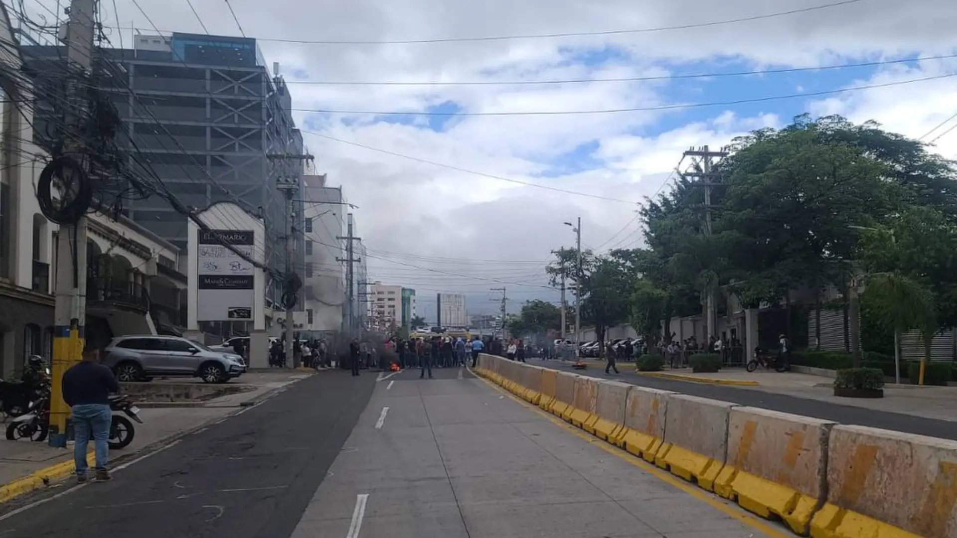 Colectivos afines al movimiento de Jorge Cálix han protestado en Casa Presidencial ante la intervención del Instituto de la Propiedad.