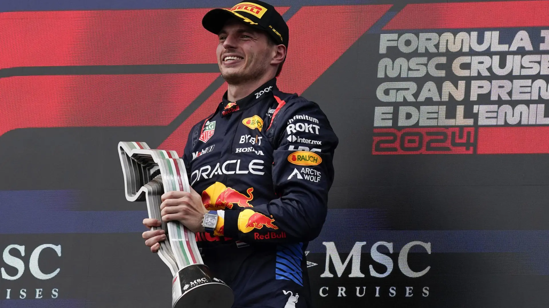 El triple campeón del mundo neerlandés Max Verstappen, reforzó su liderato en el Mundial de Fórmula 1 tras lograr en Imola su quinta victoria en las primeras siete carreras del añoy mantuvo a raya a Lando Norris en una tensa batalla por su triunfo en el Gran Premio de Emilia Romagna.