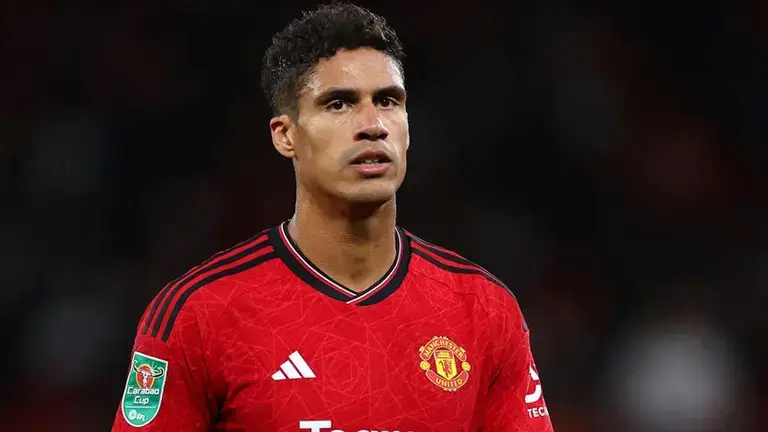 Raphael Varane, reveló en un video que publicó en sus redes sociales, que abandonará el Manchester United al final de la presente temporada. El defensa galo ha pasado tres temporadas en el club inglés, después de que el equipo pagara más de 50 millones de dólares por él al Real Madrid.
