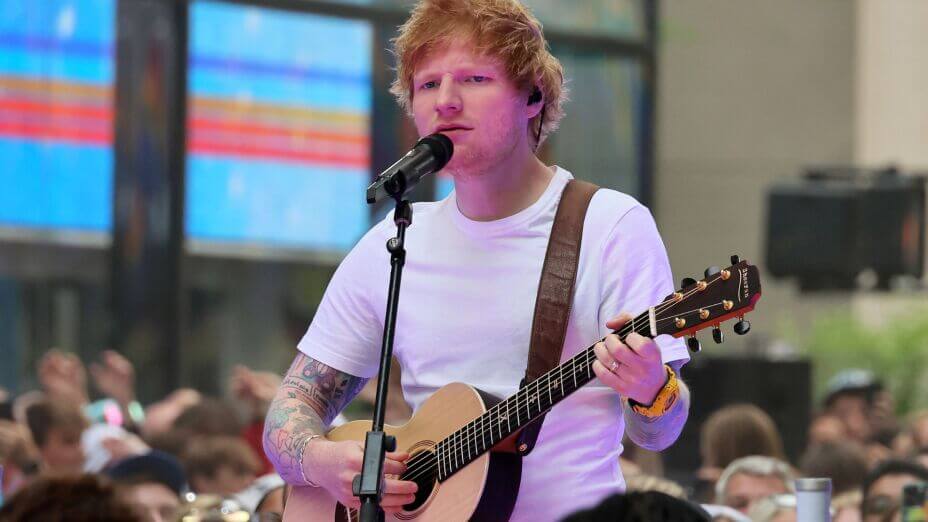 El ganador del Grammy, Ed Sheeran, dio un concierto en una primaria del Reino Unido, donde también donó algunas guitarras apoyando a los futuros talentos.