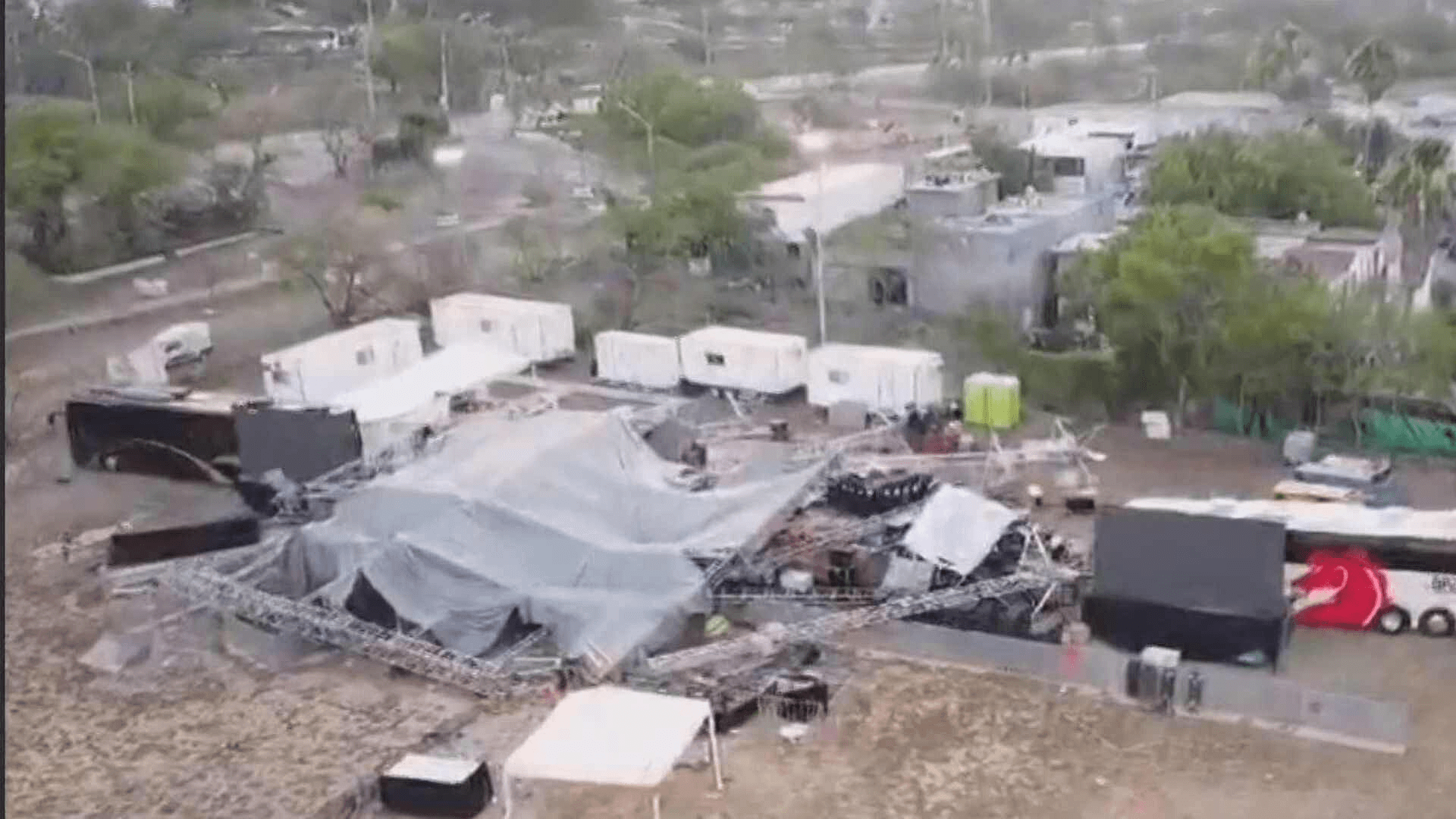 La Fiscalía de Justicia de Nuevo León inició una investigación por colapso de templete en donde el partido MC realizaba un mitin anoche; hará necropsia a víctimas.