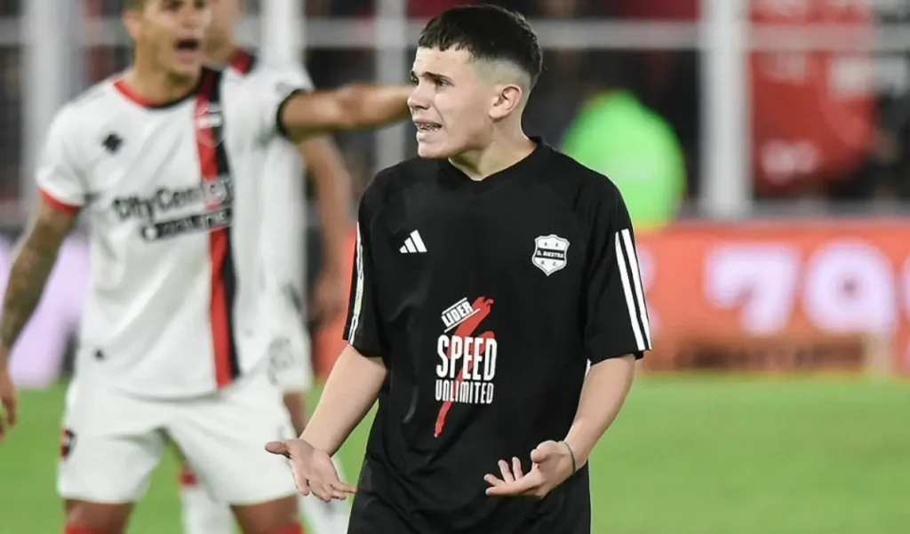 En el fútbol de Argentina debuta un joven de 14 años en partido oficial