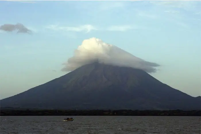 El volcán Concepción, ubicado en la isla de Ometepe, Nicaragua, entró en erupción. Hasta el momento no se reportan perdidas humanas pero si la expulsión  de cenizas, gases y rocas que comienza a afectar a los isleños.