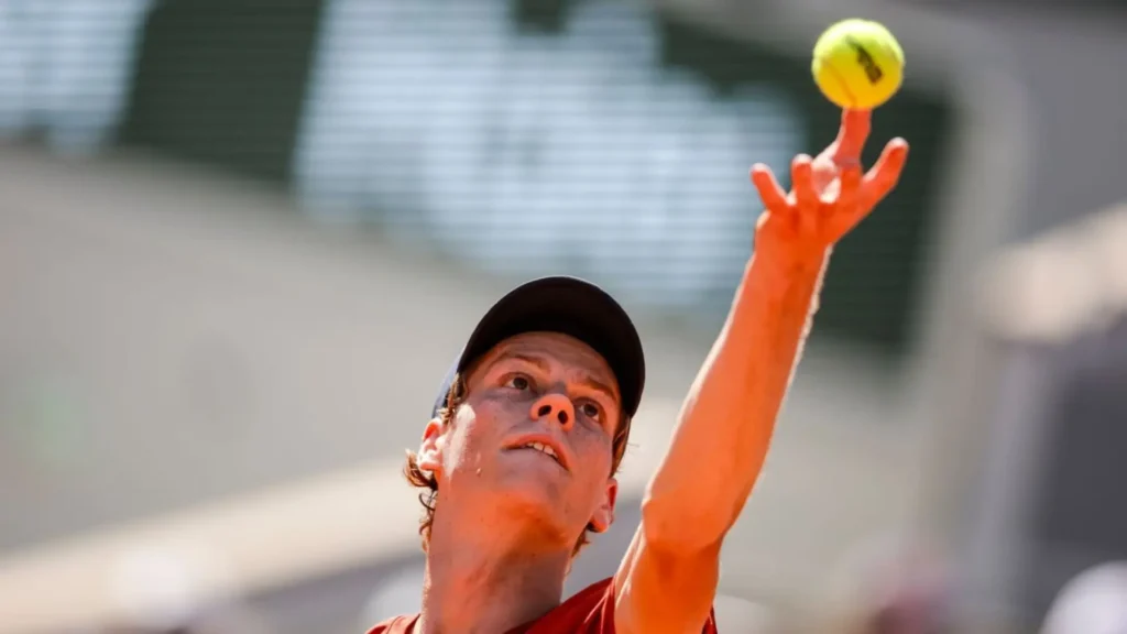Jannik Sinner, número uno del ranking mundial ATP, estrenó con éxito en tres parciales su condición de mejor jugador del mundo en el torneo de Halle en Alemania, el italiano pasó el debut ante el neerlandés Tallon Griekspoor por 6-7 (8), 6-3 y 6-2.