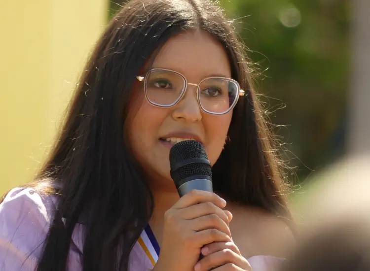 el rector Odir Fernández entrega a la estudiante de licenciatura en Contaduría Pública, Yaritza Morales el premio “Padre Reyes” por ser la mejor alumna de la Universidad Nacional Autónoma de Honduras en 2023 con un índice académico de 99.07%.