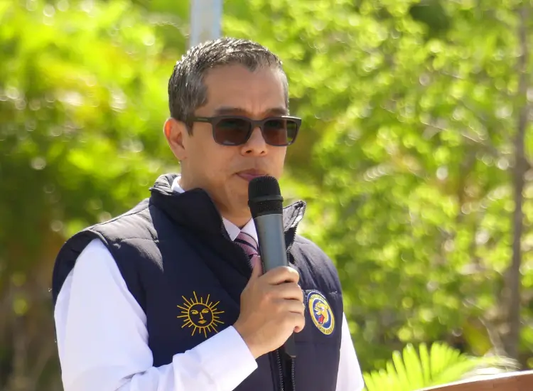 el rector Odir Fernández entrega a la estudiante de licenciatura en Contaduría Pública, Yaritza Morales el premio “Padre Reyes” por ser la mejor alumna de la Universidad Nacional Autónoma de Honduras en 2023 con un índice académico de 99.07%.