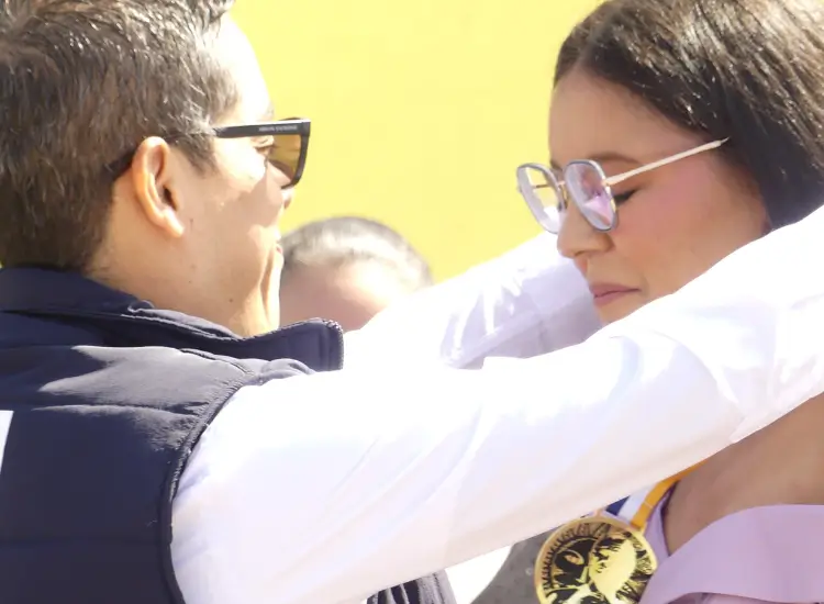 el rector Odir Fernández entrega a la estudiante de licenciatura en Contaduría Pública, Yaritza Morales el premio “Padre Reyes” por ser la mejor alumna de la Universidad Nacional Autónoma de Honduras en 2023 con un índice académico de 99.07%.