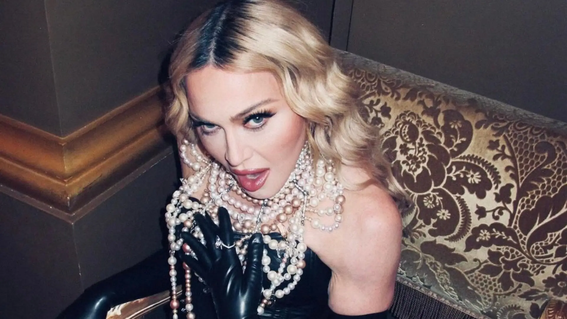Madonna ha recibido una demanda por parte de un fan, quien argumenta que fue “obligado a ver pornografía” durante uno de sus conciertos.
