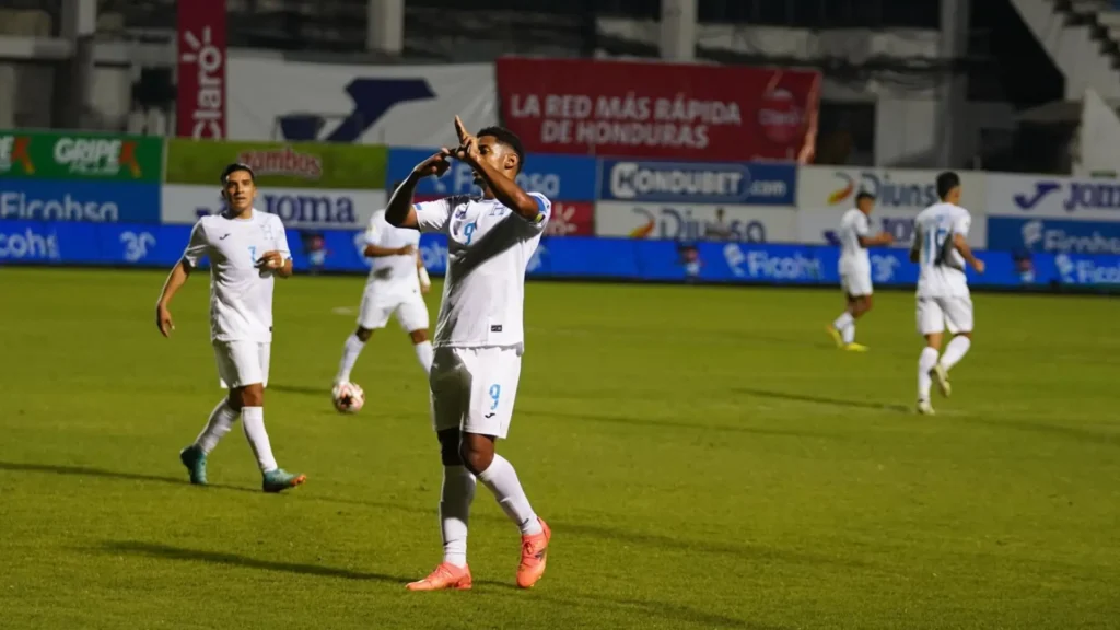 Honduras está ganando 2 goles a 1 ante Cuba en el Estadio José de la Paz de la Herrera.